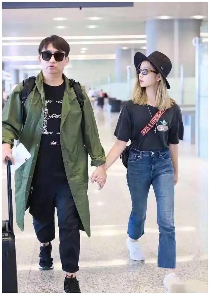 黄磊女儿近照曝光，两人真的看不出是父女，网友：长得真快。