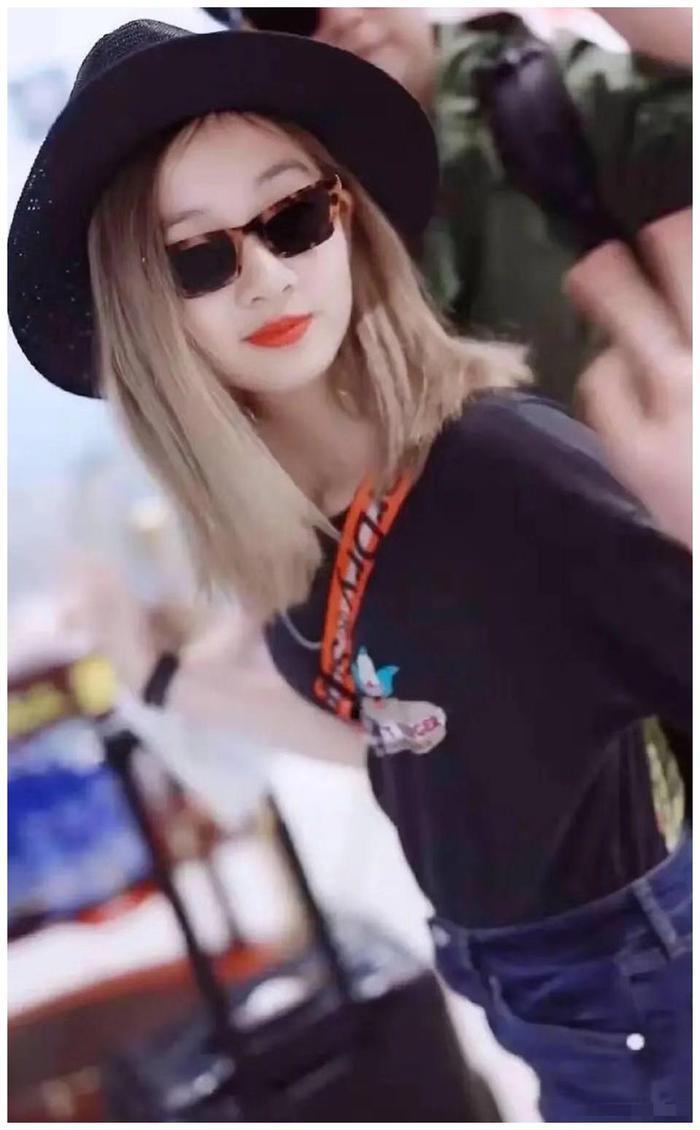 黄磊女儿近照曝光，两人真的看不出是父女，网友：长得真快。
