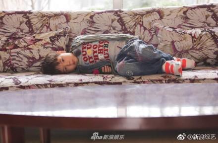 霍思燕抱小嗯哼出镜，同框的嗯哼眼里却很复杂，网友：失宠了？