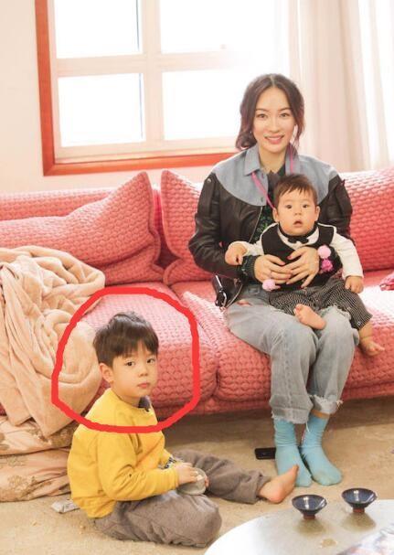 霍思燕抱小嗯哼出镜，同框的嗯哼眼里却很复杂，网友：失宠了？