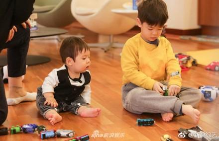霍思燕抱小嗯哼出镜，同框的嗯哼眼里却很复杂，网友：失宠了？