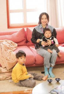 ​霍思燕抱小嗯哼出镜，同框的嗯哼眼里却很复杂，网友：失宠了？