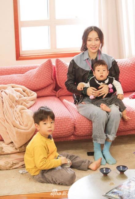 霍思燕抱小嗯哼出镜，同框的嗯哼眼里却很复杂，网友：失宠了？