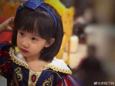 ​黄磊老婆孙莉微博分享小女儿白雪公主造型，好像黄磊戴了假发！
