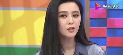 ​范冰冰坐谢霆锋腿上，说要调戏一下他，谢霆锋：会传绯闻的！