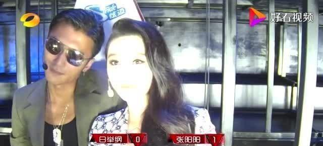 范冰冰坐谢霆锋腿上，说要调戏一下他，谢霆锋：会传绯闻的！