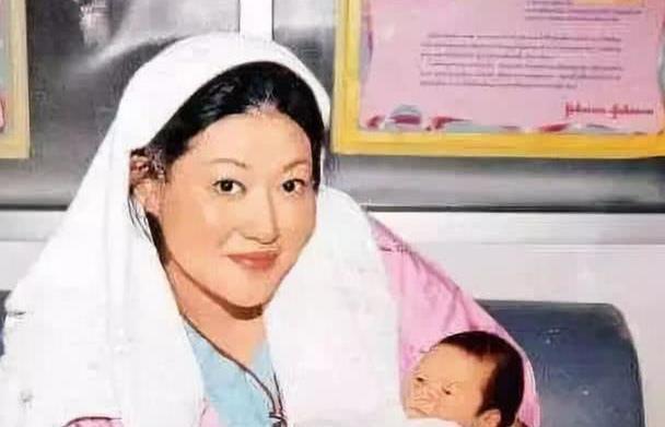 香港女星陈宝莲，29岁产后自杀，遗子被好友收养至今帅气逼人！