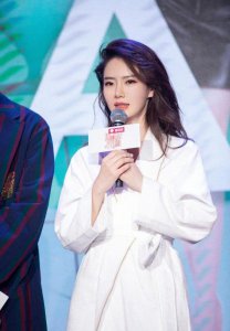 ​戚薇越来越狂野了？综艺节目穿浴袍，网友称：我们在意的是主持人