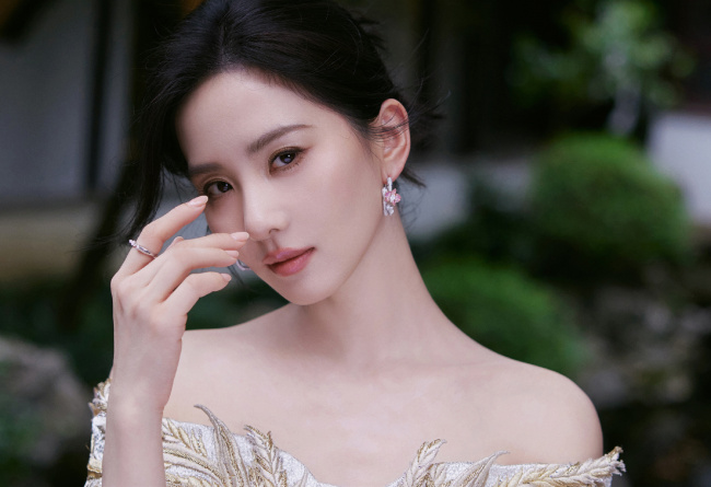 刘诗诗穿鎏金刺绣长裙 盘发而立书香气十足