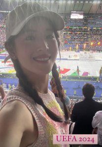 ​章泽天扎麻花辫看欧洲杯，戴棒球帽复刻“奶茶妹妹”形象