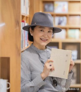 ​69岁林青霞熬夜20年吃3次安眠药才睡，醒来后肋骨摔裂