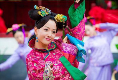 ​她14岁嫁50岁天子，生下三位公主，因太监被贬三级，却历经五朝？