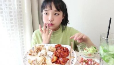 ​韩国网红吃播造假画面曝光，镜头之外竟边吃边吐，粉丝：难以接受