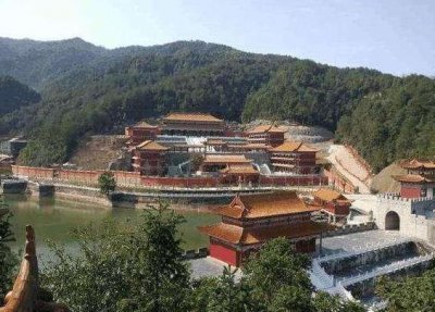 ​江西高校10亿打造仿古校区, 引网友热议: 花你钱了吗?