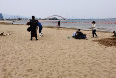 ​浙江宁波有个“万人沙滩”，全长1.88公里，可供1万多人同时游玩