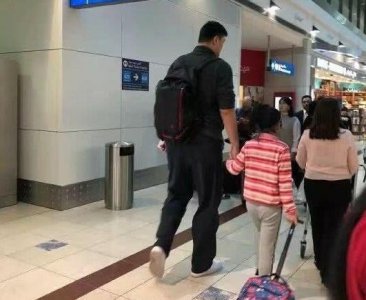 ​偶遇姚明一家三口出行，八岁女儿实力抢镜，网友：新高度