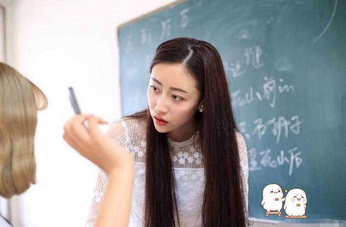 90后美女老师走红，网友眼中的“神仙颜值”，上课无一人翘课！