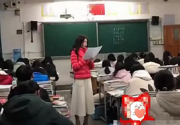 90后美女老师走红，网友眼中的“神仙颜值”，上课无一人翘课！