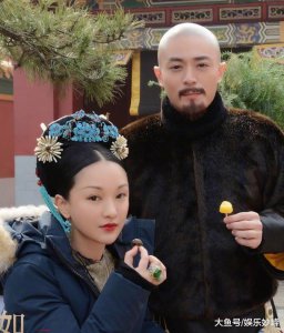 ​两人同戴一个头饰，令妃撞上炩妃，一个简单大气，一个华丽又俗气