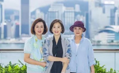 ​两大女神罕见同框，73岁甄妮穿着时尚，曾是谢贤的初恋