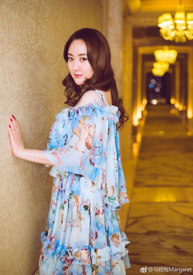 94斤热巴和112斤马程程同穿碎花裙，明白美丑与体重无关