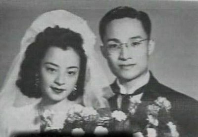 ​92岁金庸的妻子近照: 经历三次婚姻, 对现任一见钟情