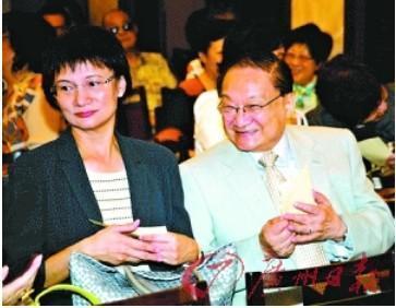 92岁金庸的妻子近照: 经历三次婚姻, 对现任一见钟情