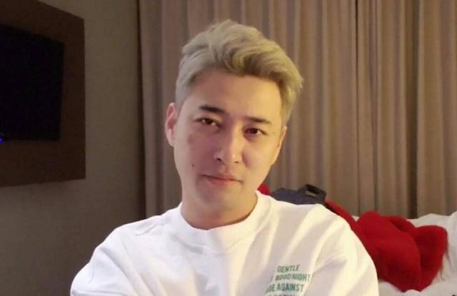 让旭旭宝宝成斗鱼一哥的贵人，被钱小佳粉丝人肉！无奈退圈引众怒