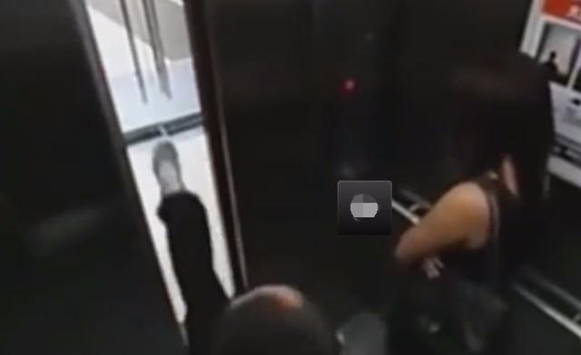 90后情侣刚进电梯, 小伙就不停的这么干, 全被监控拍了下来!