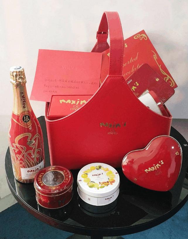 人气主播冯提莫脚受伤, 斗鱼超管直播间狂刷火箭