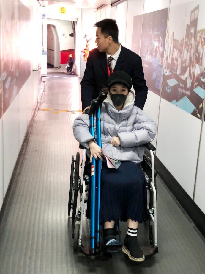 人气主播冯提莫脚受伤, 斗鱼超管直播间狂刷火箭