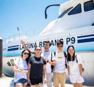 ​梁家辉夫妇和两位女儿未来女婿去海边度假 一家六口温馨拍全家福