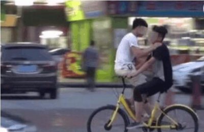 ​两男子共骑小黄车 互相拥抱