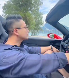 ​汪小菲在瑞士开跑车带小梅兜风，夫妻互喂食物秀恩爱