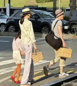 ​陈冠希晒全家福，一家三口在日本北海道游玩，7岁女儿像小超模