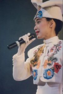 ​两次爱上同性恋至今单身！香港天后过59岁生日依然似少女，曾被编入教科书
