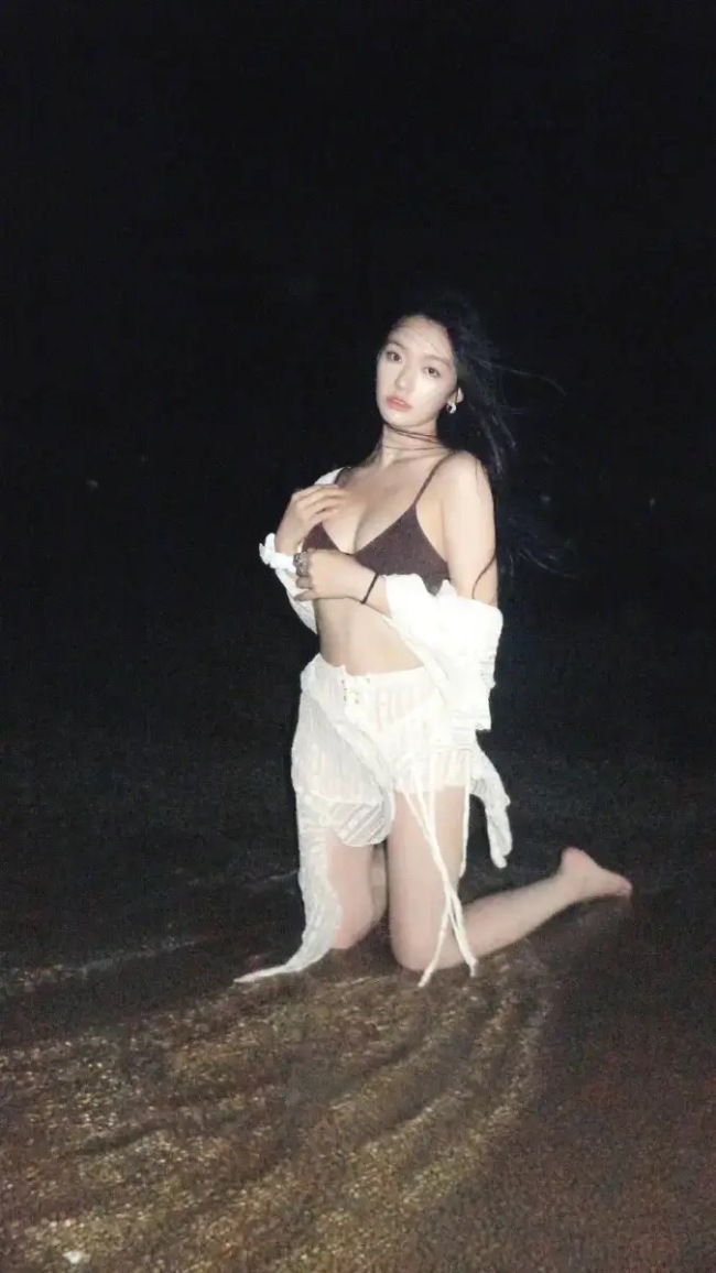 林允海边穿泳装性感火辣 身材超好上演湿发诱惑
