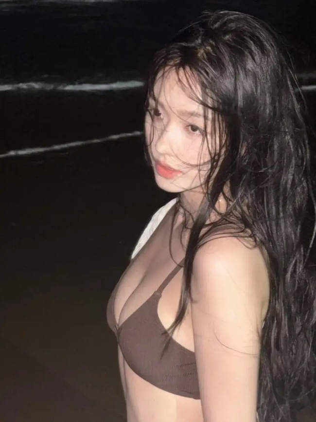 林允海边穿泳装性感火辣 身材超好上演湿发诱惑