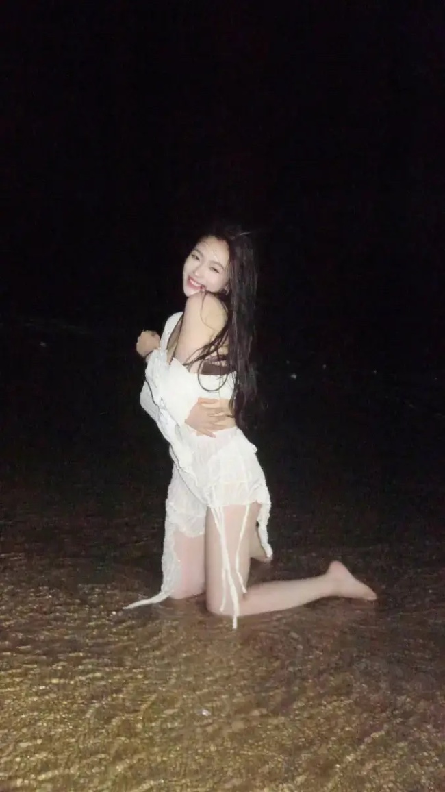 林允海边穿泳装性感火辣 身材超好上演湿发诱惑