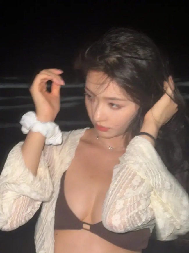 林允海边穿泳装性感火辣 身材超好上演湿发诱惑