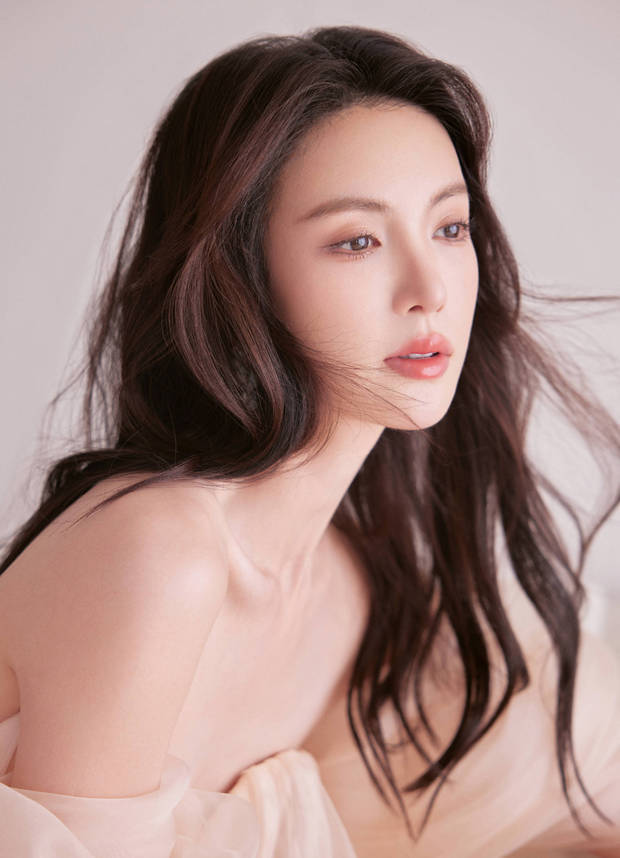 金晨穿白色纱裙温柔俏皮 秀美好身材妩媚优雅