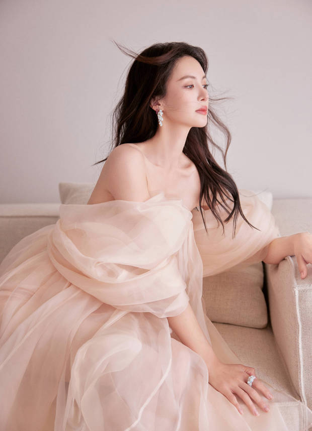 金晨穿白色纱裙温柔俏皮 秀美好身材妩媚优雅
