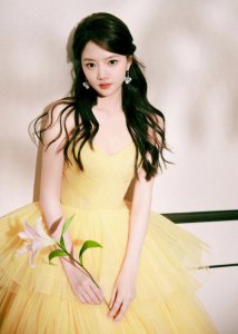 ​任敏黄色抹胸裙 手捧鲜花甜美动人