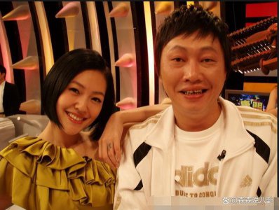 ​56岁赵正平官宣再婚，千万财产全给小22岁空姐，获岳父岳母祝福