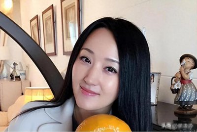 ​53岁杨钰莹现状：住深圳豪宅，穿碎花裙皮肤光滑，在自家楼顶种菜