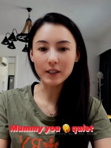 ​张柏芝的第三个小孩Marcus已然长大，独自在妈妈带货旁安静玩耍