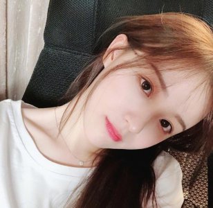 ​二珂微博晒出一张玫瑰花图片 惊得粉丝以为要公布恋情了