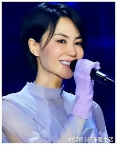 ​王菲英国坐大巴被偶遇，打扮低调却被网友认出！回眸瞬间太有气场