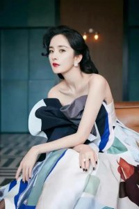 ​女星杨幂到底多有钱，杨幂被爆身家达45亿？爸爸住十万一平的房子