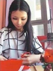 剪纸西施走红网络，肤白貌美